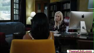 Avi Cinta hanya menonton Kenzie Taylor menikmati dia menjilat pantat