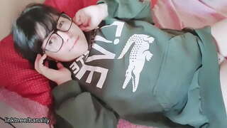 Teen girl prekja e saj pidhi