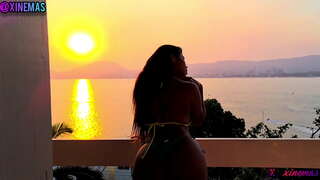 Casal transando na varanda e gozando gostoso enquanto as lanchas não passavam mar