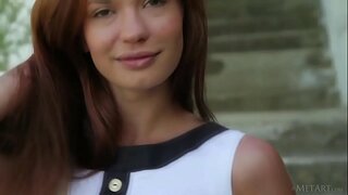 Underbara Europeiska tonåring Carolizi lurar runt utomhus