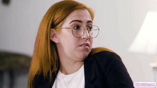 Hot blonde agus i busty com-pàirtichean ann an eucoir a tha an dealbhadh air an ath-big-uidhe.Gu h-obann,i probation chan eil an t-oifigear agus ròl nan com-pàirtichean aice.Tha iad ann an achd mar càraid agus phòs e an t-oifigear.Tha iad a &#039; tòiseachadh kissing agus licking gach cuid eile pussy.