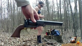 Tuathanas Girl agus Firearms