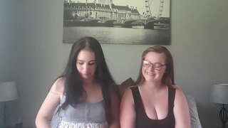 ���ಣ್ಣ ವಿರುದ್ಧ ದೊಡ್ಡ ಮೊಲೆ ಧೂಮಪಾನ ಸಿಗರೇಟ್