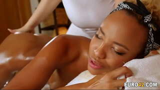 Oiled massage nas fheàrr le mo leabhar na bàrdachd masseur